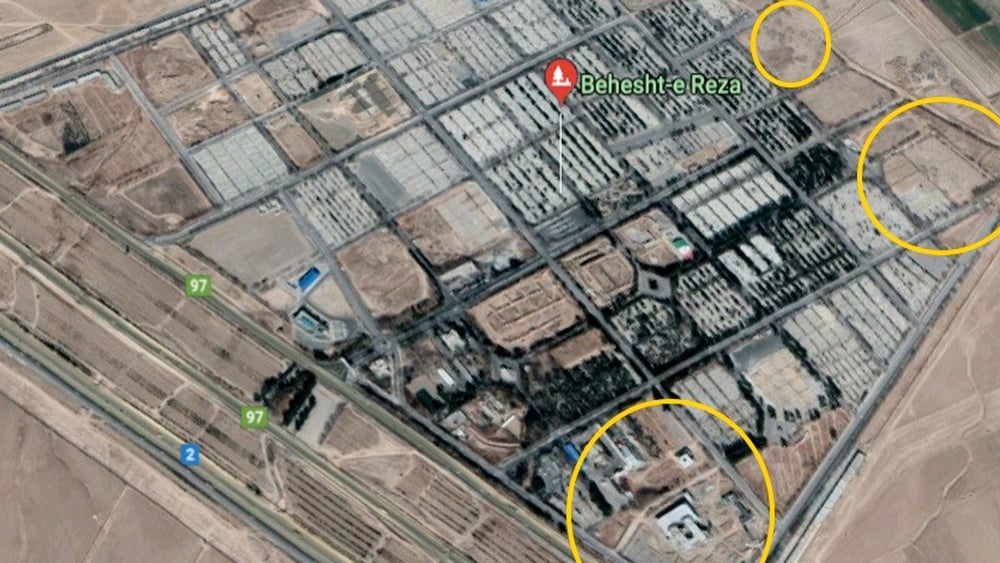 Les cercles jaunes indiquent l'emplacement de trois fosses communes en bordure du cimetière Behesht Reza à Mashhad, la deuxième plus grande ville d'Iran. © Map data: Google, DigitalGlobe, 2017