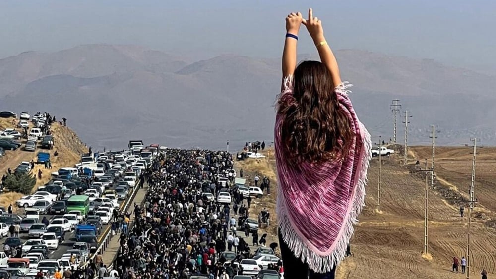 L'image a fait le tour du monde: en octobre 2022, une jeune Kurde proteste sans foulard contre l'oppression des femmes par le gouvernement iranien. © twitter.com