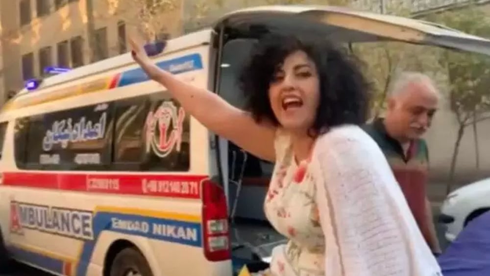 L'activiste iranienne des droits humains, Narges Mohammadi, est ramenée chez elle en ambulance de la prison d'Evin à Téhéran le 4 décembre 2024 (image tirée d'une vidéo Instagram). © Privé / @nargesfnd