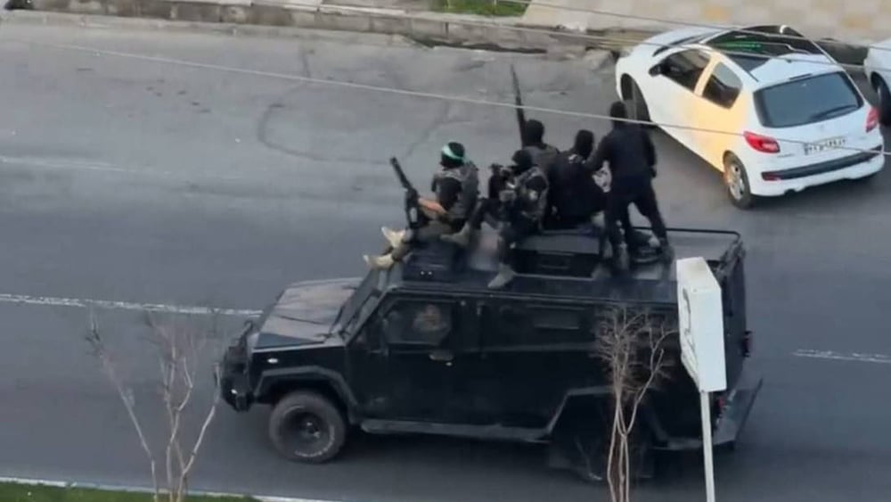 Des forces de sécurité armées à bord d'un véhicule noir circulent dans les rues de Tonekabon le 15 janvier 2026. Les autorités iraniennes ont imposé une répression militarisée depuis les massacres perpétrés lors des manifestations des 8 et 9 janvier 2026. © private