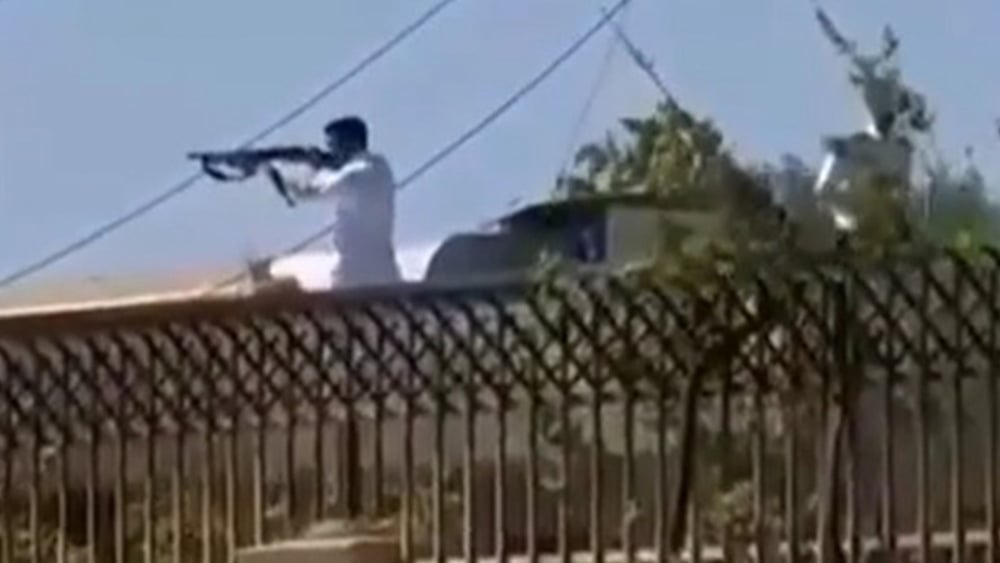 Les forces de sécurité, certaines en civil, ont ouvert le feu sur les manifestant·e·s depuis les toits avoisinants. © DR