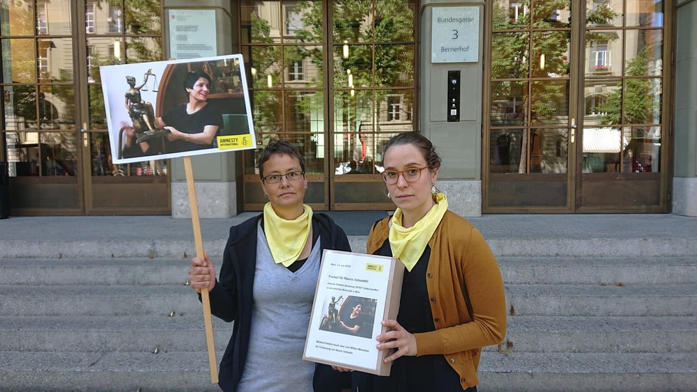 24'404 signatures pour Nasrin ont été récoltées dans toute la Suisse. © AI