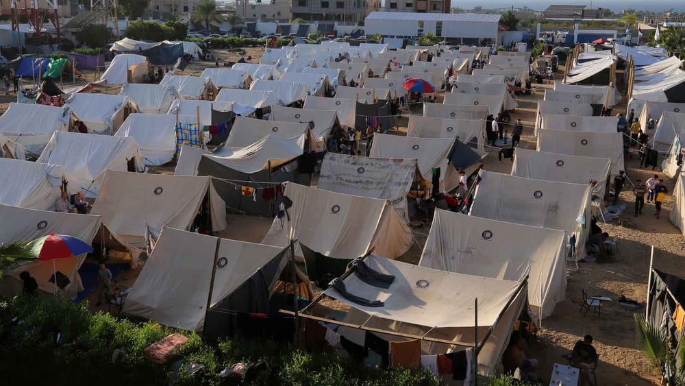 Des tentes pour les Palestinien·ne·s cherchant refuge dans un centre de l'UNRWA à Khan Yunis, dans le sud de la bande de Gaza© Majdi Fathi/NurPhoto via Getty Images