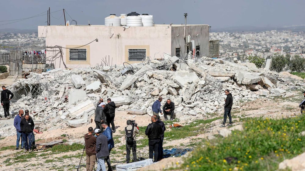 La maison d’une famille près du village de Beit Awa, au sud‑ouest d’Hébron, dans le territoire palestinien occupé de Cisjordanie, a été détruite le 11 février 2026. Les autorités israéliennes affirment que le bâtiment avait été construit sans autorisation – un argument fréquemment invoqué pour procéder à des démolitions. © Mosab Shawer / imago