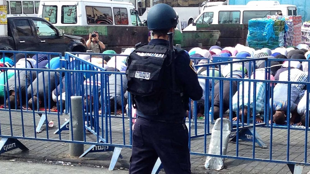 Le complexe de la mosquée al Aqsa est régulièrement au cœur de tensions. Sur la photo, des fidèles empêché·e·s d'accéder au site prient dans les rues adjacentes le 9 octobre 2015. En juillet 2017, des prières collectives dans la rue ont également eu lieu aux alentours de la mosquée en protestation contre les nouvelles mesures de sécurité imposées par le gouvernement israélien sur le site. © Jacob Burns/Amnesty International