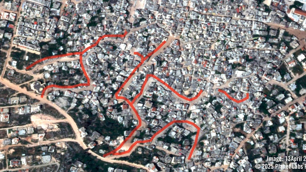 Image satellite de Jénine : les lignes et les points rouges montrent les infrastructures et les bâtiments détruits, notamment pour créer des voies plus larges pour l'armée israélienne. Copyright : © 2025 Planet Labs PBC