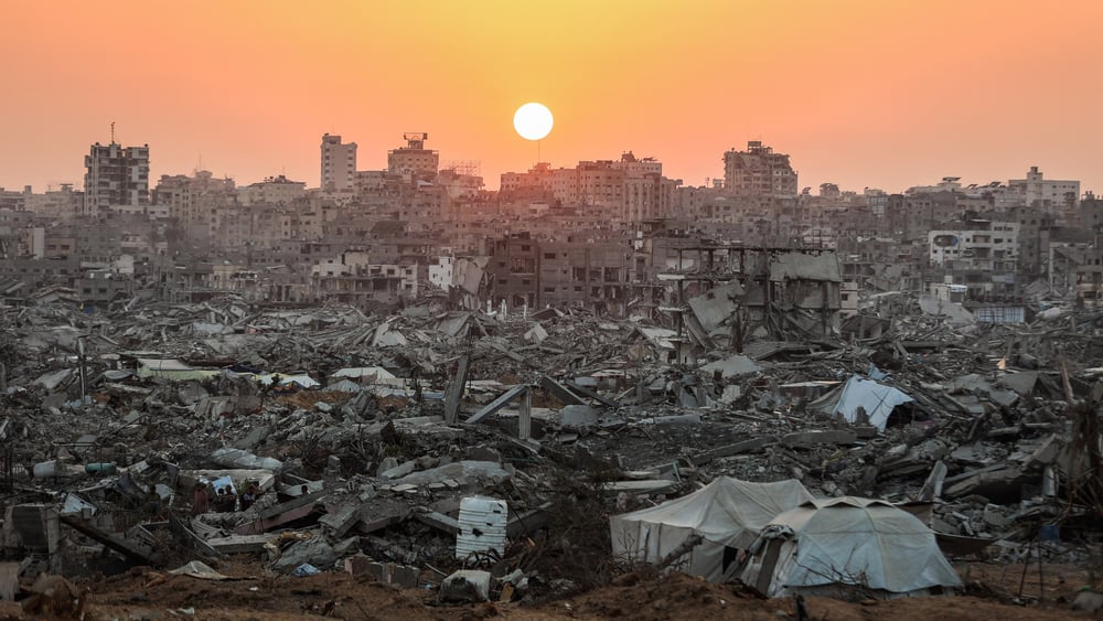 Le soleil se couche sur le nord de Gaza le 7 novembre 2025. Le Programme alimentaire des Nations unies a appelé à ouvrir tous les points de passage vers la bande de Gaza afin d'acheminer l'aide humanitaire, ajoutant qu'aucune raison n'avait été donnée pour justifier le maintien de la fermeture des points de passage nord avec Israël. © OMAR AL-QATTAA/AFP via Getty Images
