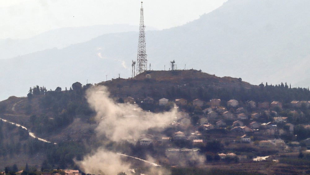De la fumée s'échappe après une attaque à la roquette depuis le Liban sur la ville israélienne de Metula (en arrière-plan), le 31 octobre 2024  © AFP via Getty Images