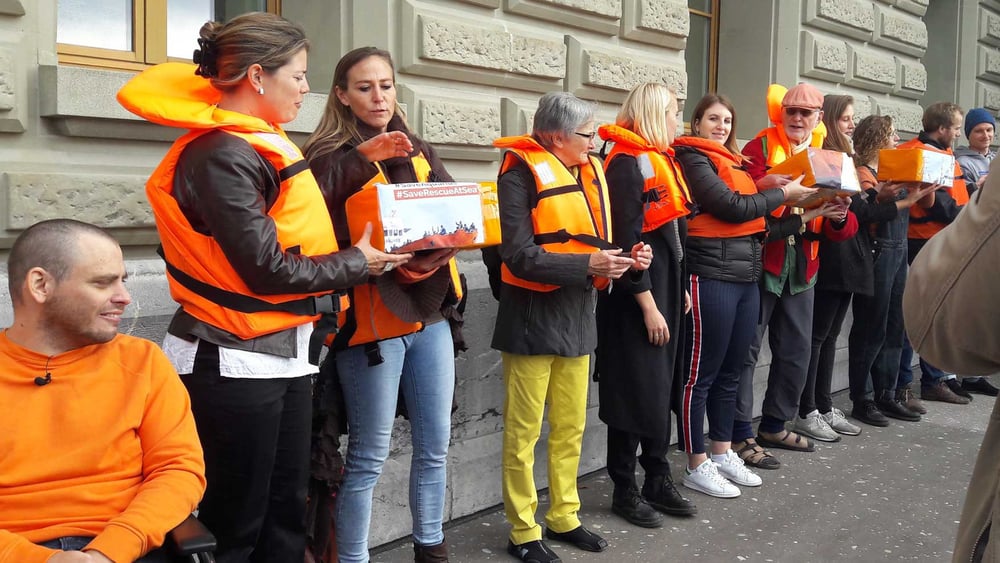 De plus en plus de vies sont aujourd'hui perdues parce que les gouvernements bloquent l'Aquarius. Remise des 25'000 signatures pour la pétition'Pavillon suisse pour le navire auxiliaire "Aquarius" le 9 octobre.  © Gerard Bottino / shutterstock.com