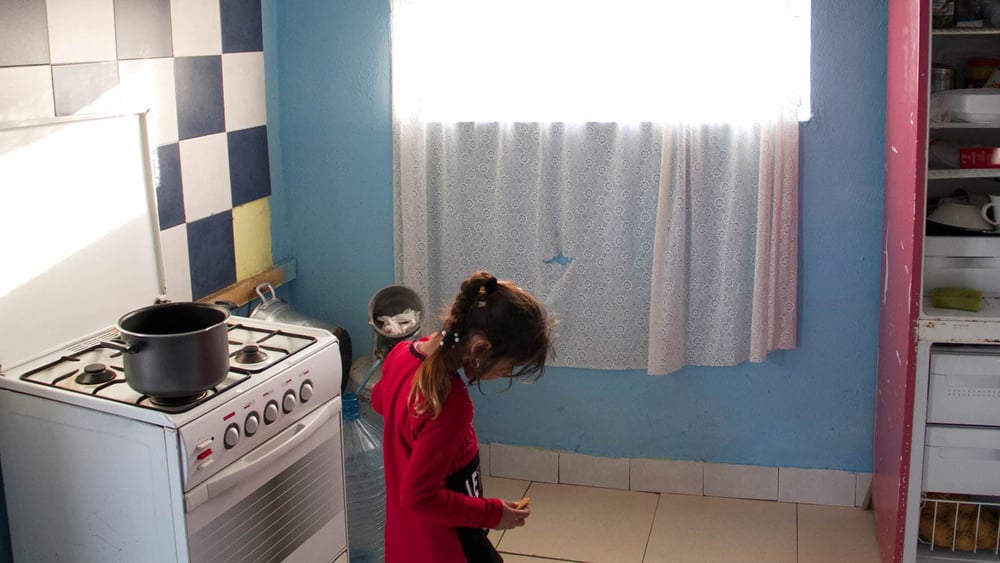 Une petite fille dans une cuisine du campement de Gianturco, évacué le 6 avril à Naples.  © Amnesty International / Claudio Menna