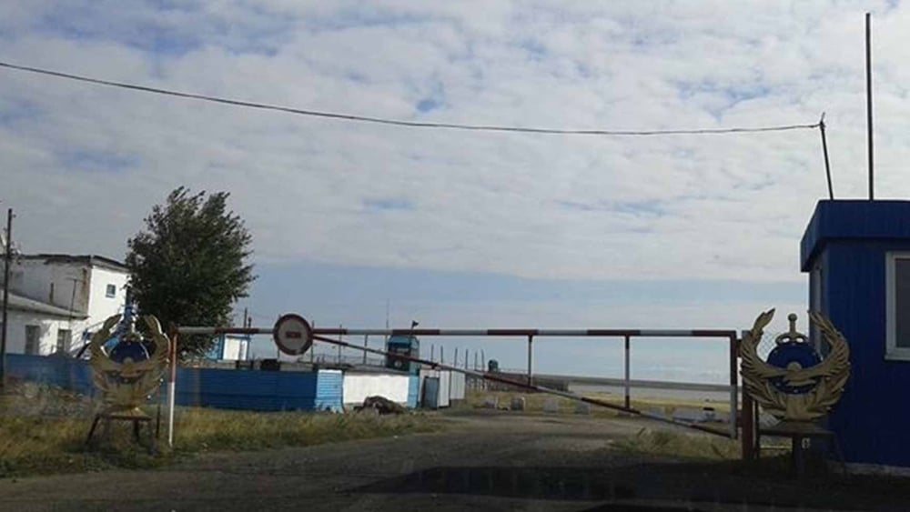 L'entrée d'une prison hautement sécurisée intitulée «Zhaman Sopka» («mauvaise colline» en kazakh), au nord du Kazakhstan. © Droits réservés