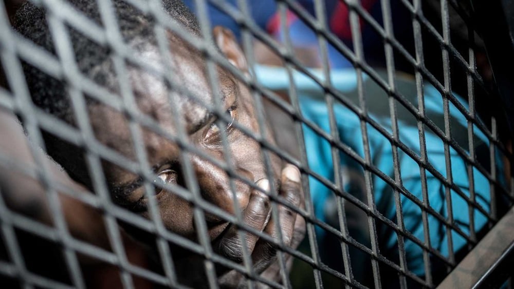 Les réfugiés sont emprisonnés dans des centres de détention où ils doivent séjourner pendant des mois dans des conditions inhumaines. © TAHA JAWASHI