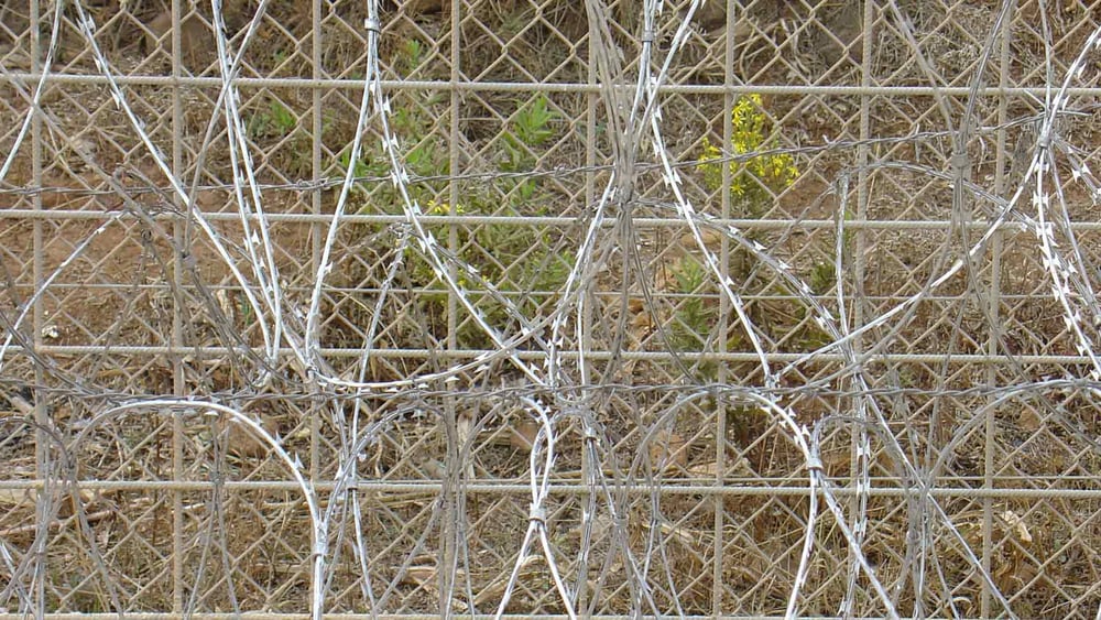 Des réfugiés syriens, dont 10 enfants, ont besoin d'aide de toute urgence. Ils sont bloqués depuis deux mois dans une zone frontalière au Maroc, privés du droit de demander l'asile. © Amnesty International