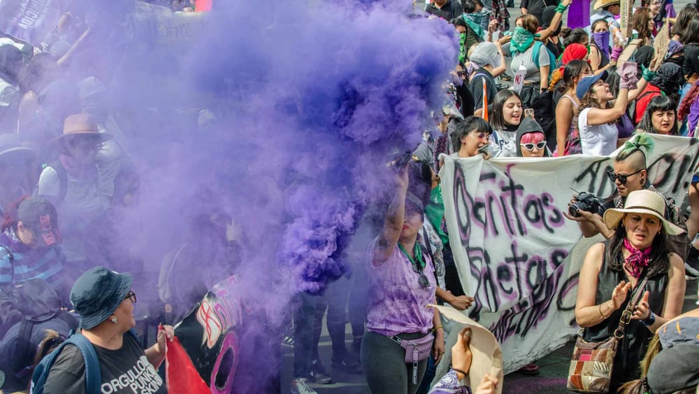 Marche féministe pour la journée des droits des femmes à Mexico le 8 mars 2020. ©Shutterstock/clicksdemexico