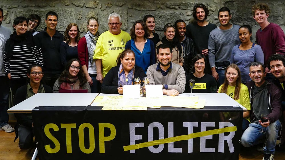 Claudia Medina et Luis Tapia entourés de militant·e·s à Berne © AI Suisse