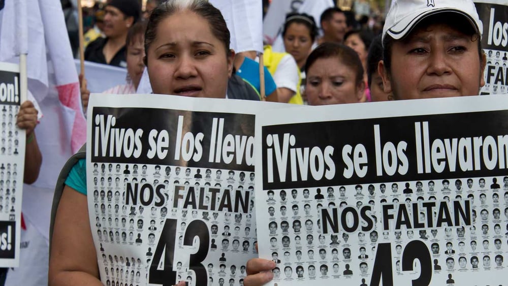 Des parents des 43 élèves disparus d'Ayotzinapa participent à une marche commémorant leur disparition. © Amnesty International