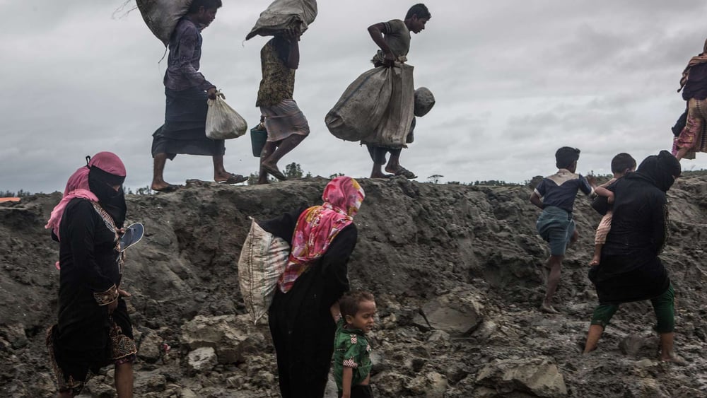 Des centaines de milliers de Rohingyas ont fui du Myanmar au Bangladesh suite aux attaques perpétrées contre leurs villages dans l'état d'Arakan, comme ici en septembre 2017. Leur retour est désormais compromis par la construction de bases militaires, d'héliports et de routes à l'emplacement où se trouvaient les villages incendiés. © Andrew Stanbridge / Amnesty International