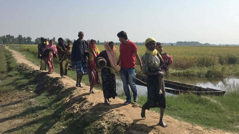 Les réfugiés Rohingya traversent la frontière pour se rendre au Bangladesh, après s'être cachés toute la nuit dans la forêt. © AI
