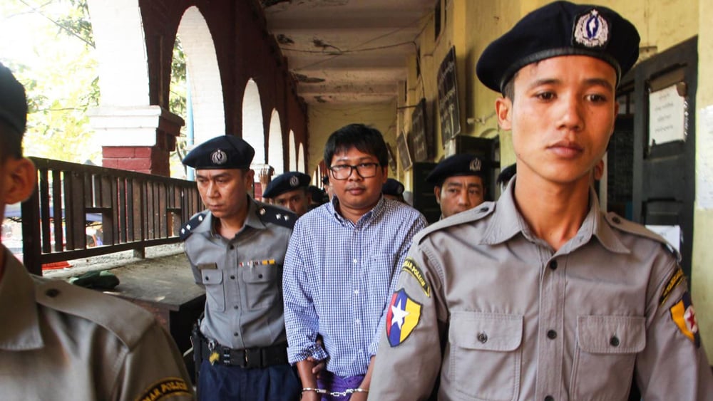 Le journaliste de Reuters Wa Lone lors de son arrestation en 2017. © VOA Burmese