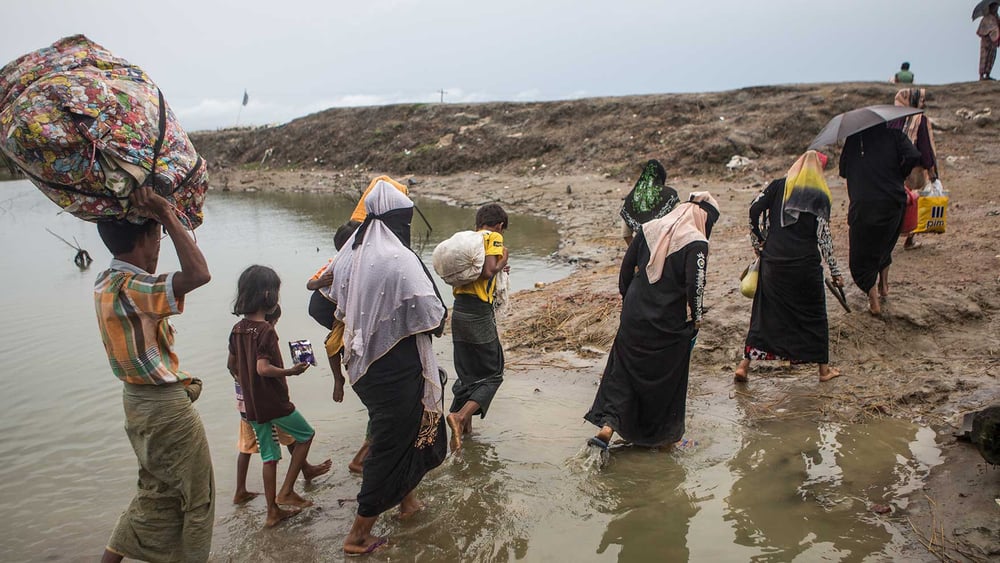Des réfugiés rohingyas de l'État de Rakhine au Myanmar atteignent les environs de la ville de Teknaf au Bangladesh, 28 septembre 2017. © Andrew Stanbridge / Amnesty International