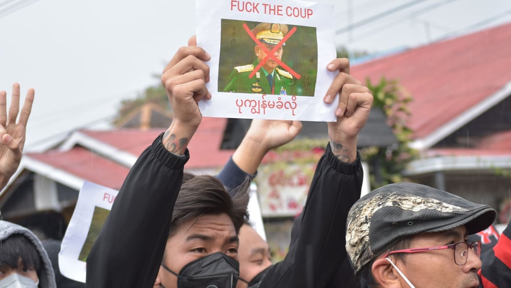 Des manifestants pacifiques prennent de gros risques pour protester contre le coup d'État militaire à Nyaungshwe, au Myanmar, le 7 février 2021 © Robert Bociaga Olk Bon/shutterstock