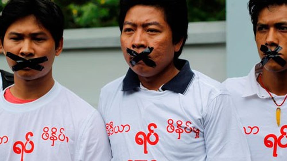 Protestation pour la libreté de la presse: Un grand nombre de journalistes font l’objet de harcèlement et de menaces, notamment lorsqu’ils enquêtent sur des sujets «sensibles». © REUTERS/Soe Zeya Tun