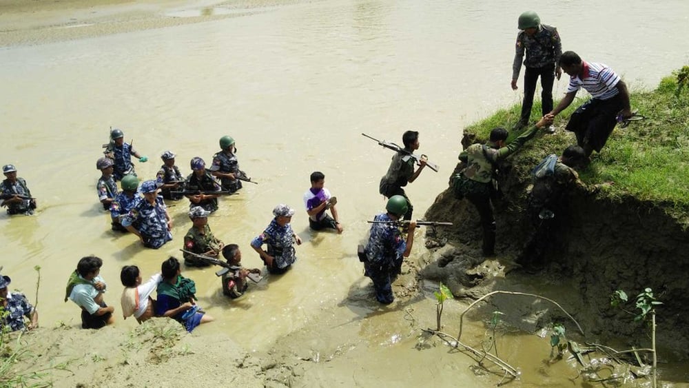 Les forces de sécurité du Myanmar accompagnent les villageois hindous jusqu'aux fosses communes où leurs proches ont été enterrés. Les corps de 45 personnes de Ah Nauk Nauk Kha Maung Maung Seik (canton de Maungdaw, État de Rakhine) ont été déterrés dans quatre fosses communes à la fin septembre 2017. Les victimes font partie des 100 personnes tuées lors de deux massacres perpétrés par l'Armée du Salut des Rohingya de l'Arakan (ARSA) le 25 août 2017. © DR