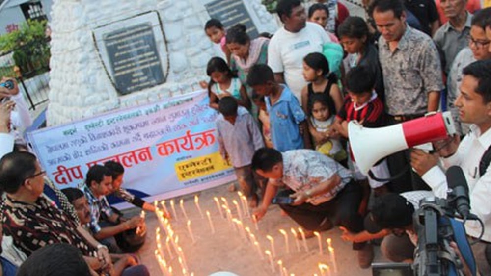 Des militants d'Amnesty International au Népal se réunissent en mémoire des victimes du séisme du 25 avril 2015. © Amnesty International