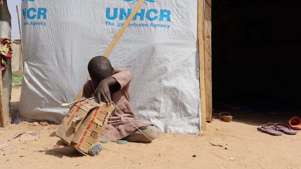 Un petit garçon joue devant son abri dans un camp de personnes déplacées à l'extérieur de Maiduguri, dans l'État de Borno, au Nigeria, en janvier 2020. Plus de deux millions de personnes sont déplacées à l'intérieur du pays en raison du conflit de longue date entre l'armée nigériane et Boko Haram. © AI