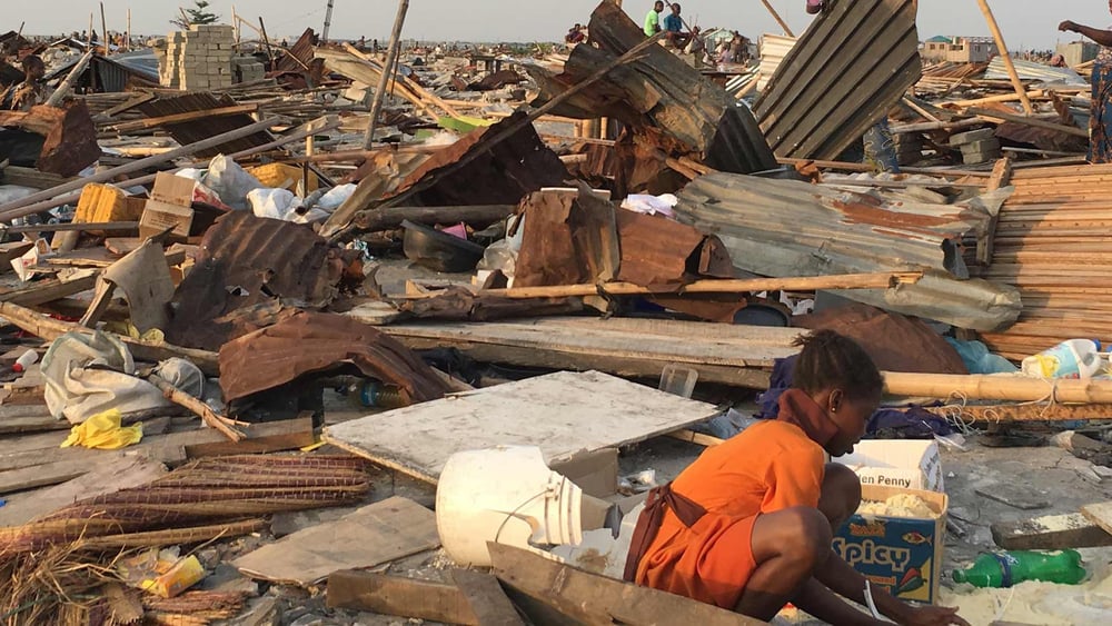 Plus de 30 000 personnes ont été expulsées de force dans l’État de Lagos au Nigeria, et 300 000 sont menacées de subir le même sort. Menées sans consultation, sans indemnisation, ni solution de relogement, ces expulsions ont également été violentes: 11 personnes ont été tuées, et au moins 17 sont portées disparues. © Justice & Empowerment Initiatives