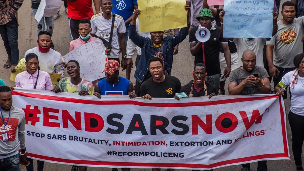 #EndSARS est un mouvement social au Nigeria qui a commencé sur Twitter pour appeler à l'interdiction de la Special Anti-Robbery Squad, une unité de la police nigériane. Ici le 17 octobre 2020 à Lagos, la capitale. ©SHUTTERSTOCK/shynebellz
