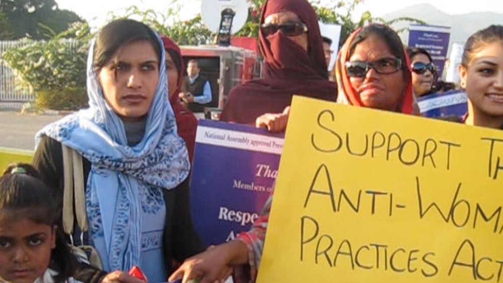 Des femmes manifestent devant le Sénat pakistanais en faveur du «Prevention of Anti-Women Practices Act». Cette loi adoptée en 2011 criminalise certaines pratiques coutumières constituant des violences à l'égard des femmes. Néanmoins, des conseils de village continuent à traiter le corps des femmes comme une marchandise lors de règlements de comptes. © Amnesty International