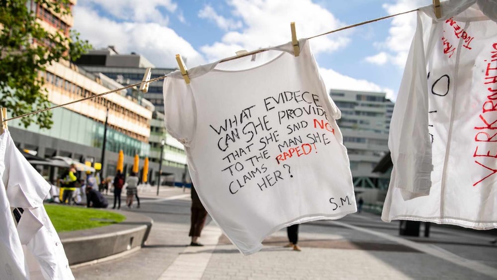 Les militant.e.s d'Amnesty font campagne devant la Chambre des représentants, à la Haye, demandant au gouvernement de modifier la nouvelle législation sur les rapports sexuels non consensuels. © Marieke Wijntjes