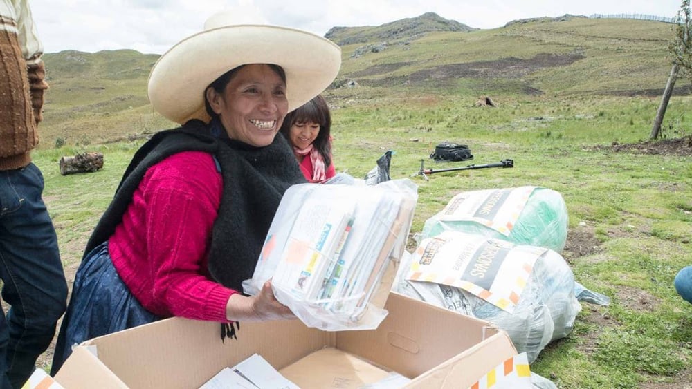 Máxima Acuña ouvre un paquet de messages de solidarité envoyés des quatre coins du monde. © Amnesty International