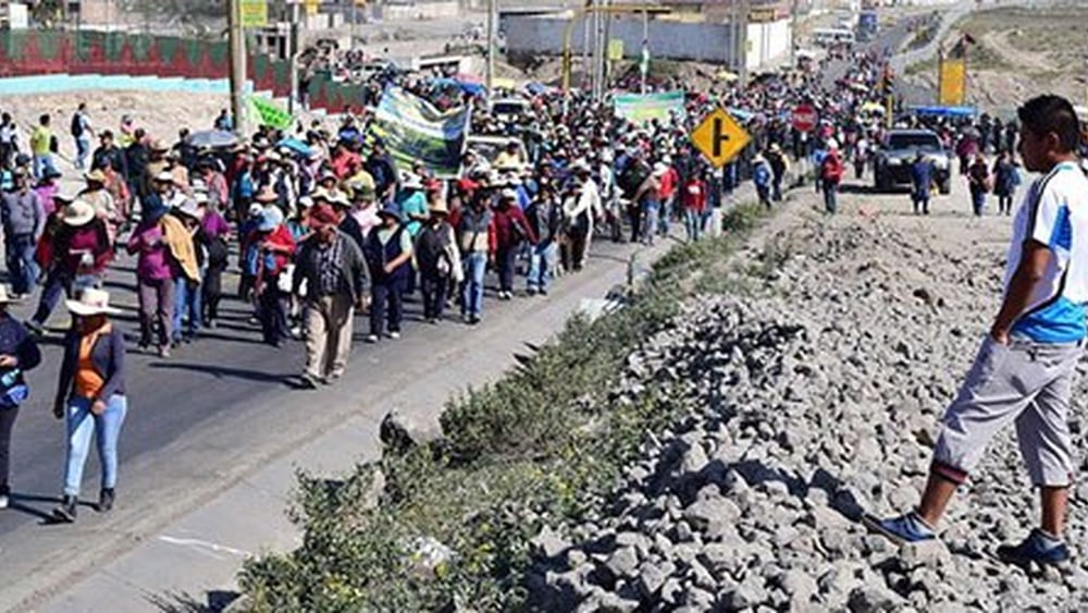 Quatre personnes ont été tuées, et des centaines d’autres blessées depuis la fin avril dans le cadre de manifestations contre le projet de mine d’extraction de cuivre Tía María. © EPA