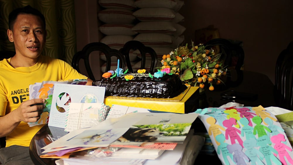 Des membres d'Amnesty Philippines ont visité Jerryme Corre un jour avant son anniversaire et lui ont transmis les lettres d'encouragement d'activistes du monde entier, rédigées lors du Marthon des lettres 2015. © Amnesty International