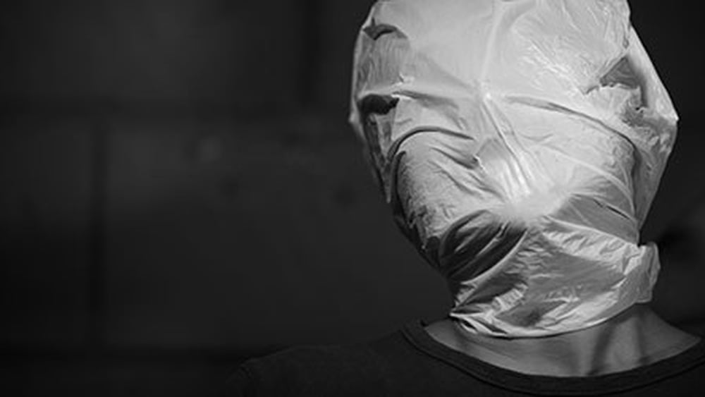 Aux Philippines, des policiers tournaient une roue multicolore pour décider des sévices à infliger aux détenus et ainsi se divertir. © Amnesty International