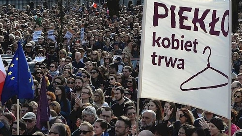 Des centaines de milliers de femmes ont rejoint le combat pour le droit à l'avortement ces derniers mois, den brandissant des cintres, symboles des méthodes archaïques et dangereuses auxquelles les femmes seraient contraintes de recourir, lorsqu'elles n'ont pas accès à une interruption de grossesse pratiquée par des médecins. © DR