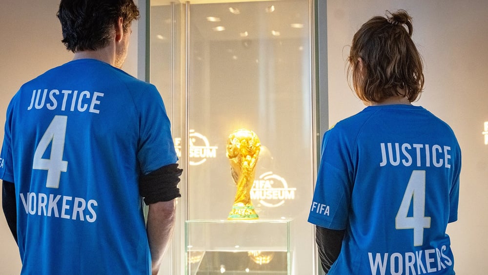 Une délégation d'Amnesty Suisse s'est rendue au musée de la FIFA à Zurich le 9 mars pour rappeler à la fédération ses obligations envers les travailleur·euse·s migrant·e·s. © Amnesty International
