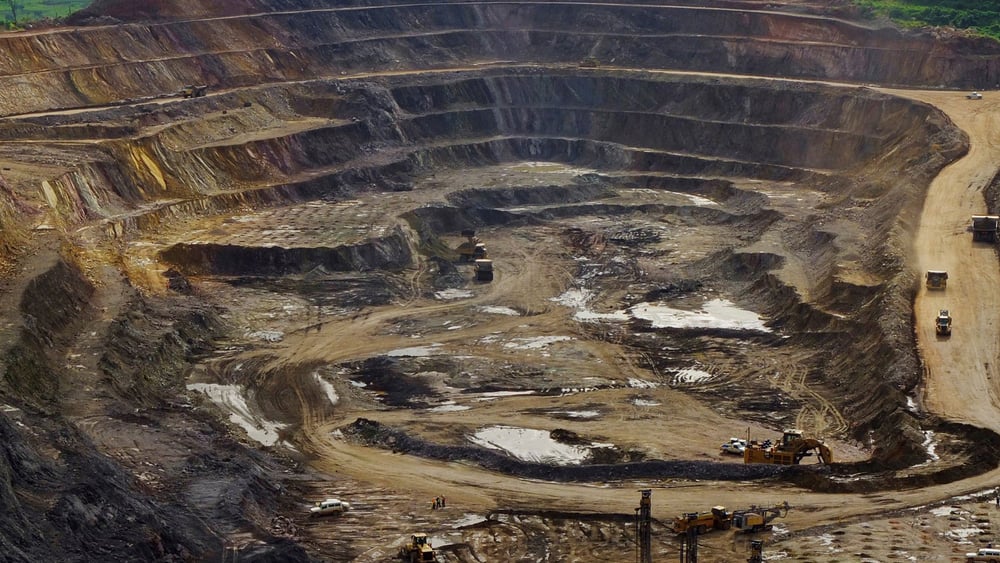 Excavatrices et foreuses à l'œuvre dans un puits à ciel ouvert de la mine de cuivre et de cobalt de Tenke Fungurume, à 110 kilomètres au nord-ouest de Lubumbashi, dans le sud de la République démocratique du Congo – une région productrice de cuivre. Cette mine appartient maintenant à la société minière China Molybdenum Co., Ltd. Photo prise le 29 janvier 2013.