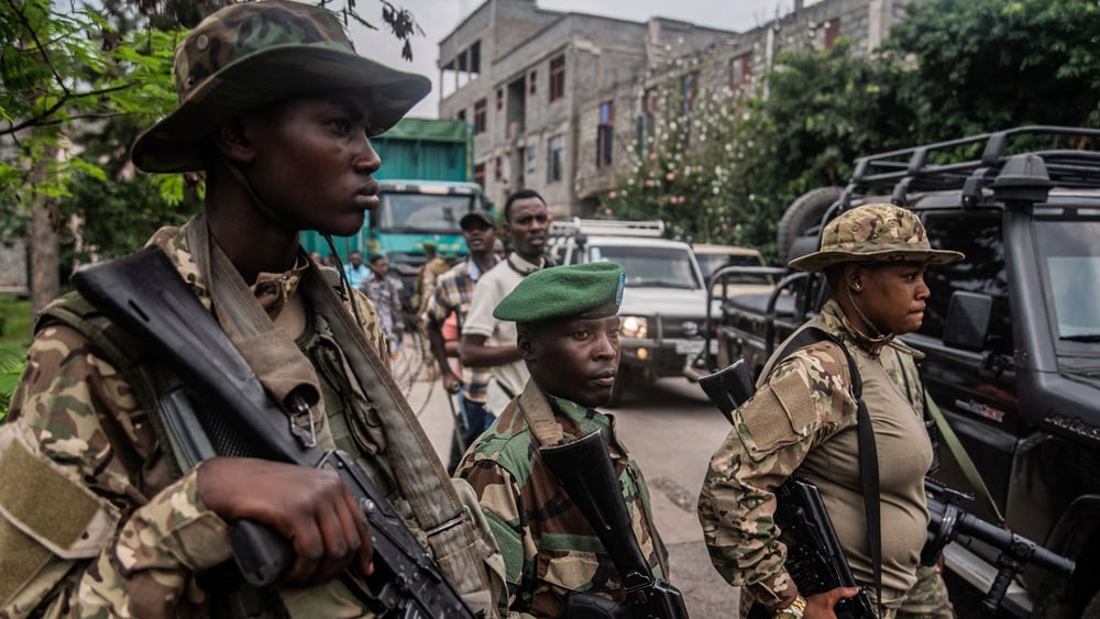 Des membres du M23 gardent le convoi des soldats des Forces démocratiques pour la libération du Rwanda (FDLR) © Jospin Mwisha /AFP via Getty Images