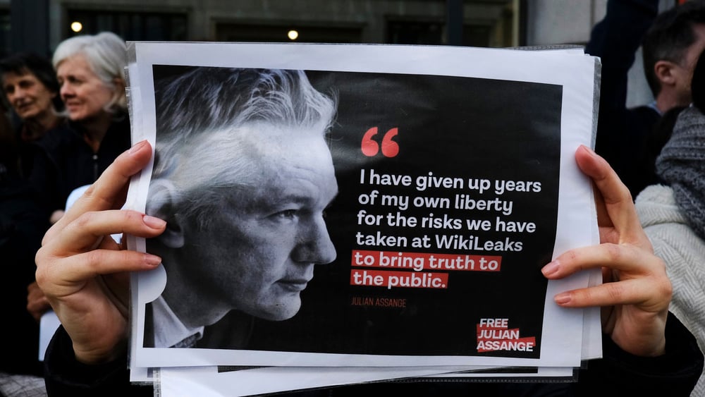 Les partisan·e·s de Julian Assange demandent sa libération devant l'ambassade britannique à Bruxelles.  © Alexandros Michailidis / shutterstock.com