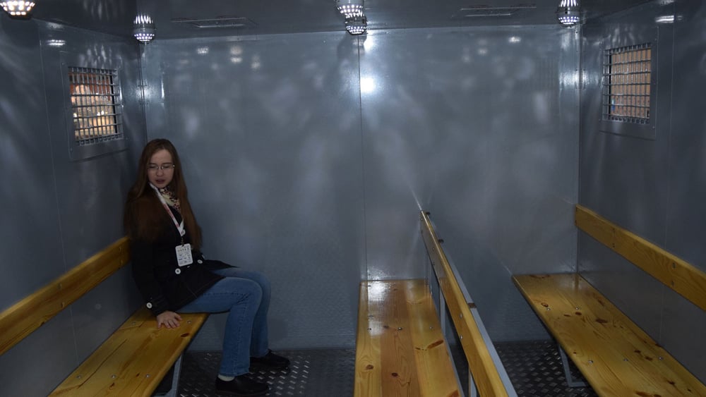 En Russie, des prisonniers et des prisonnières sont transportés sur de très longues distances vers des centres de détention éloignés de leur domicile, parfois de plusieurs milliers de kilomètres. Ces trajets, qui peuvent durer un mois, voire plus, ont généralement lieu dans des wagons spéciaux hérités de l'époque soviétique. © Tverskoi Vagonostroitelny Zavod