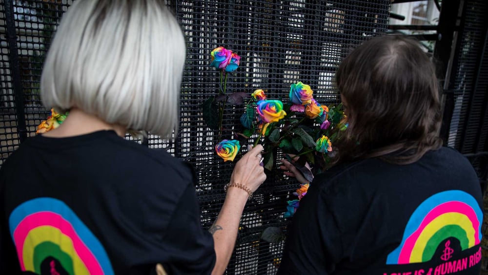 Les membres et sympathisant·e·s d'Amnesty UK remettent une pétition à l'ambassade de Russie à Londres le 17 mai 2019. Avec plus de 65 000 signatures, la pétition demande au président Poutine d'enquêter sur les attaques contre les personnes LGBTI* en Tchétchénie. © Amnesty International