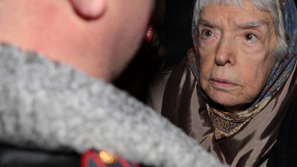 La cofondatrice du Groupe Helsinki de Moscou, Ludmila Aleksejewa, lors d'une manifestation en 2010 pour défendre l'article 31 (liberté de réunion) de la Constitution russe. © Igor Podgorny / Flickr