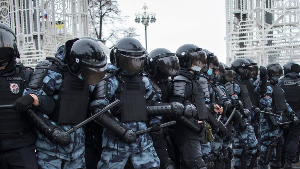 La police russe se montre extrêmement brutale dans son traitement des partisans de l'homme politique d'opposition emprisonné Alexei Navalny, lors des manifestations de masse qui ont eu lieu dans tout le pays début février 2021.© Elena Rostunova / shutterstock.com