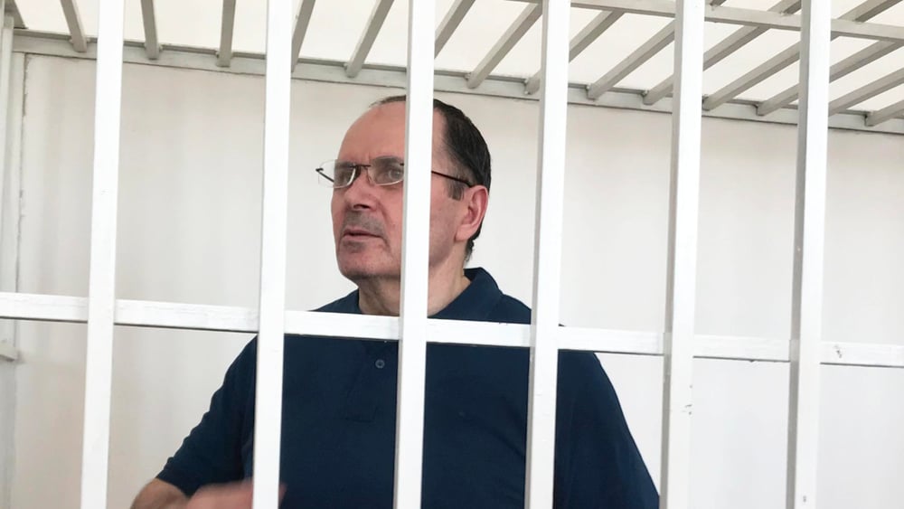 Oyub Titiev dans la salle d'audience. Il a dû assister au procès dans une cage, ce qui est courant dans la Fédération de Russie. © AI