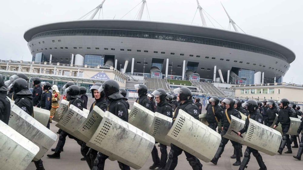 Formation de la police russe devant le stade Krestovsky à Saint-Pétersbourg. © tony_gl / Shutterstock.com