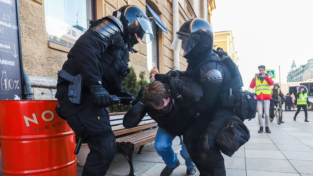 Un manifestant contre la guerre en Ukraine est arrêté à Saint-Pétersbourg le 3 juin 2023 © 2022 SOPA Images