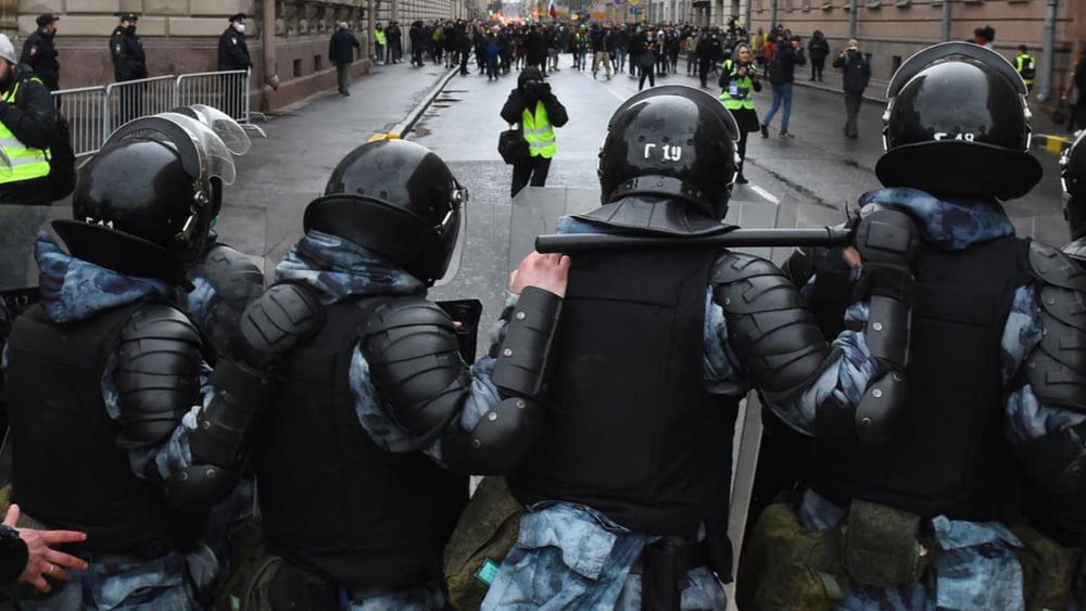 Au centre de Saint-Pétersbourg, le 21 avril 2021, la police anti-émeute russe bloque une rue pendant un rassemblement en soutien à Alexei Navalny, qui a critiqué le Kremlin. © Olga Maltseva/Contributor